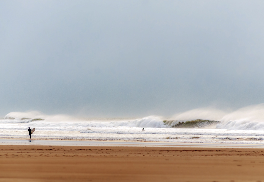 Huge swell to roll into north and west shores, triggering high surf warning