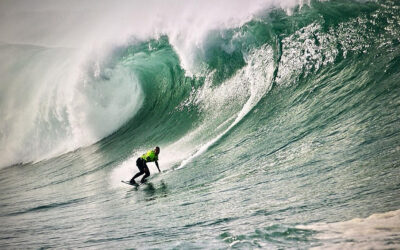 Teen Robyn Larg Surfs Nazare